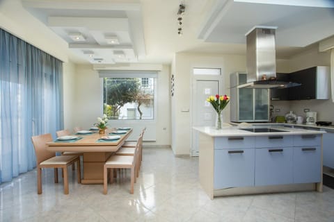 Kitchen or kitchenette, Dining area, Communal kitchen