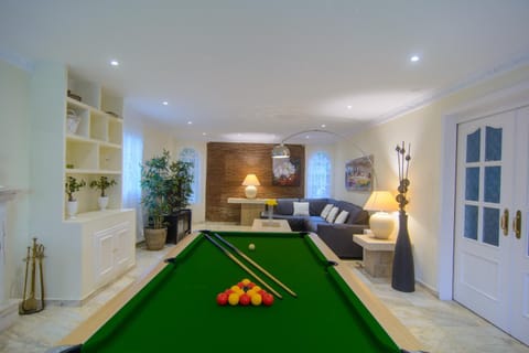 Living room, Seating area, Sports