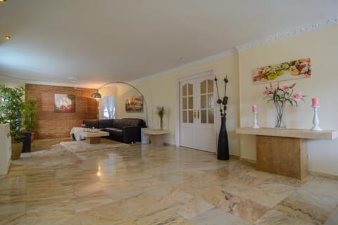 Living room, Photo of the whole room, Seating area, Dining area