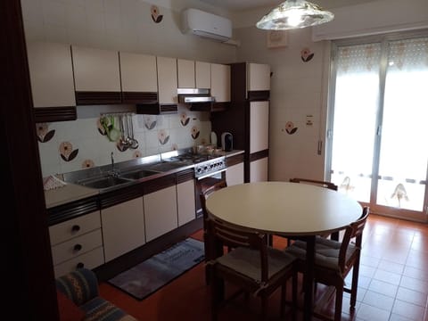 Kitchen or kitchenette, Dining area, pet friendly, stove, air conditioner