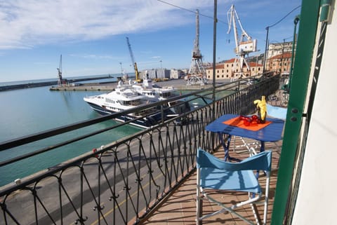 Facade/entrance, Balcony/Terrace, Sea view