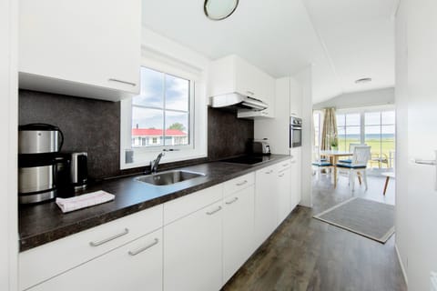 Bed, TV and multimedia, View (from property/room), Kitchen or kitchenette, Photo of the whole room