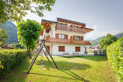 Property building, Day, Garden, Garden view