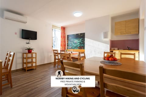Communal lounge/ TV room, TV and multimedia, Living room, Seating area, Dining area, Evening entertainment, air conditioner