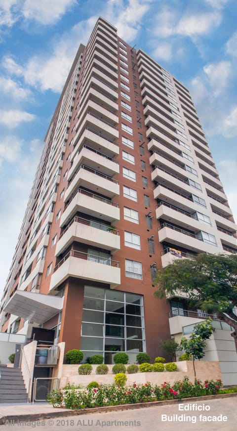 ALU Apartments - Limit with Miraflores Panoramic City View Condo in San Isidro