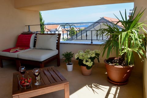 Day, Summer, Balcony/Terrace, Seating area