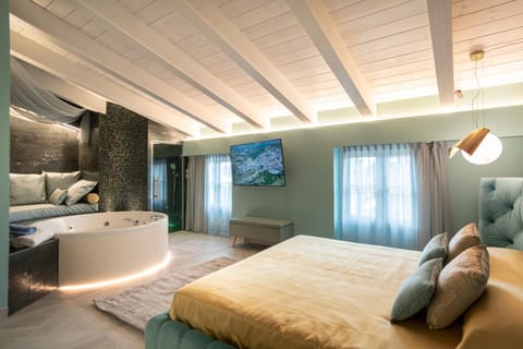 Bed, Steam room, Photo of the whole room, Bedroom, Pool view, Swimming pool