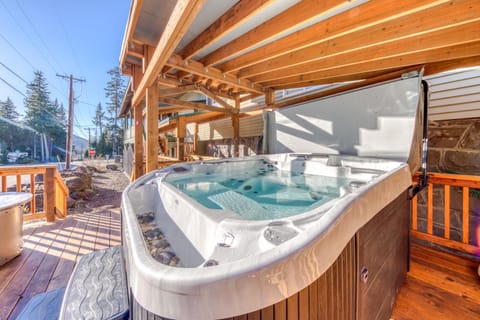 Multorpor Ski Lodge House in Clackamas County