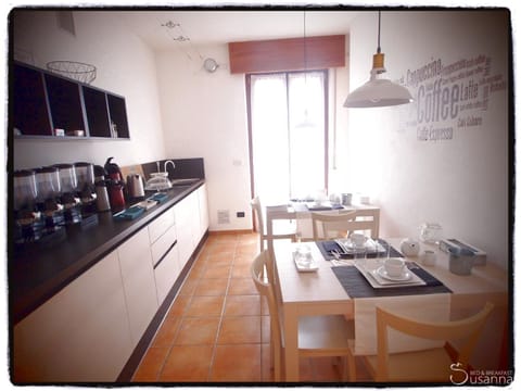 Coffee/tea facilities, Kitchen or kitchenette, Dining area, dishwasher, microwave, stove, toaster