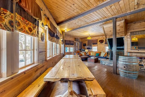 Flying Stag: Main Lodge House in Clackamas County