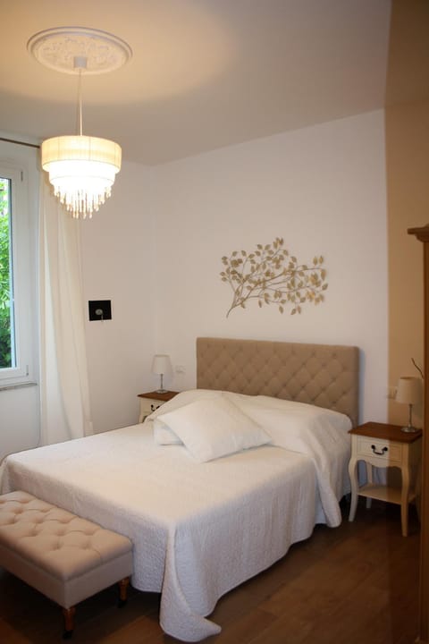 Bed, Photo of the whole room, Bedroom, Street view