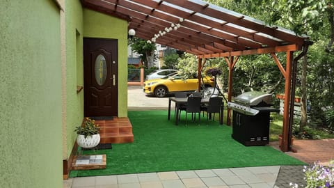 Patio, Spring, Seating area, Garden view, Parking