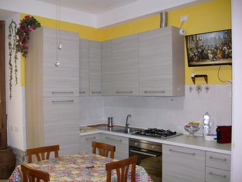 View (from property/room), Living room, Seating area, Food, Breakfast, Lunch, Drinks, flat iron, heating, internet, oven, stove, kitchen