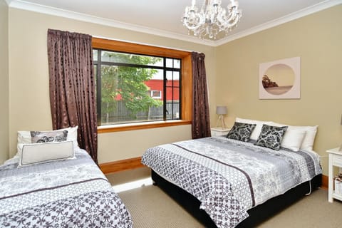 Racecourse Villa - Christchurch Holiday Home House in Christchurch
