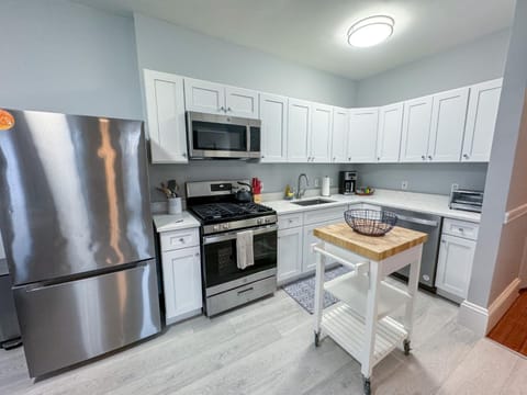 New Renovation, Ca, 1st Flr, 3b2ba, In-unit Lau Apartment in Brookline