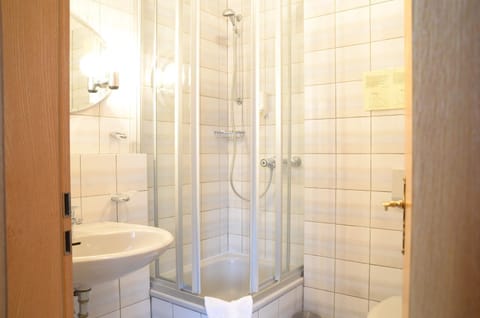 Waldhotel Twiehaus Garni Bed and Breakfast in Lubeck