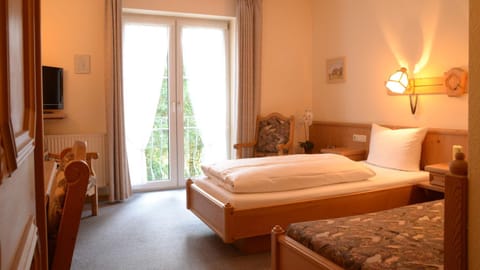 Waldhotel Twiehaus Garni Bed and Breakfast in Lubeck