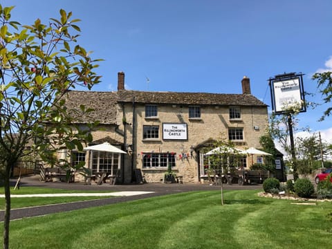 Killingworth Castle Hotel in West Oxfordshire District