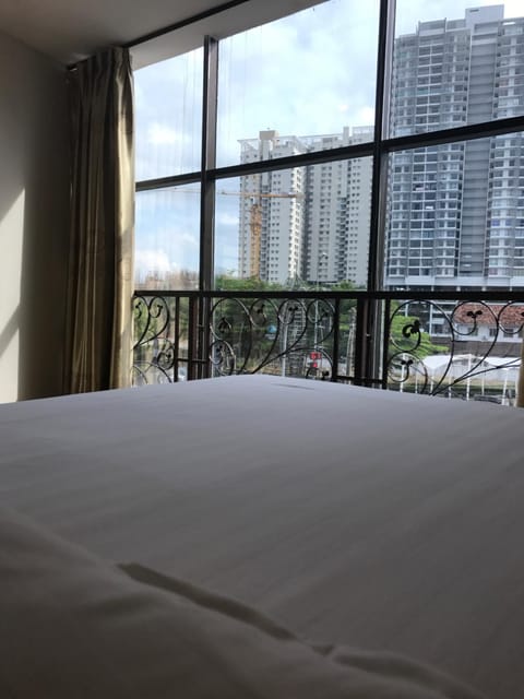 Bedroom, City view, Street view