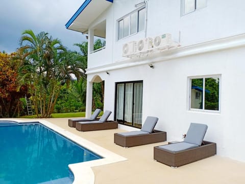 Luxury Villa with Pool in Tropical Garden Villa in Puerto Princesa