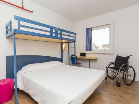 Bed, Photo of the whole room, Bedroom, bunk bed, Facility for disabled guests, acessibility