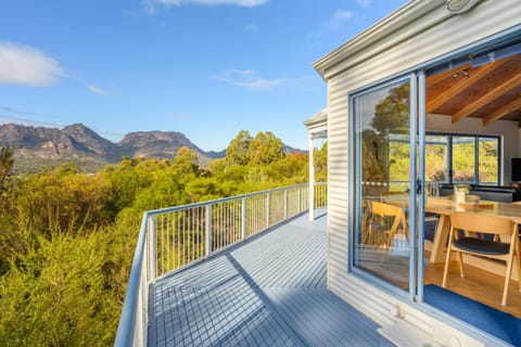 View (from property/room), View (from property/room), Balcony/Terrace, Balcony/Terrace, Seating area, Dining area, Mountain view, Mountain view