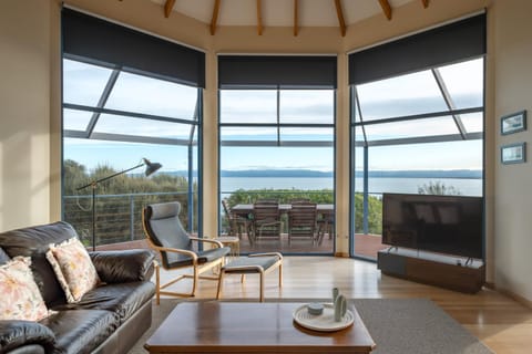 Natural landscape, TV and multimedia, View (from property/room), View (from property/room), Balcony/Terrace, Seating area, Beach, Mountain view, Mountain view, Sea view, Sea view