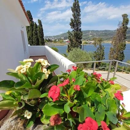 Balcony/Terrace, Lake view, Mountain view, River view