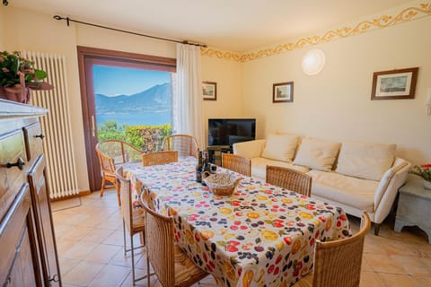 Living room, Lake view, Mountain view