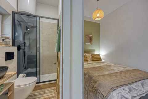 Bathroom, Bedroom, towels