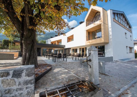 Property building, Day, Balcony/Terrace
