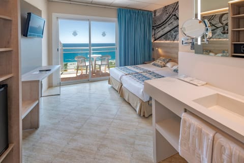 Bed, Photo of the whole room, Bedroom, Sea view, towels