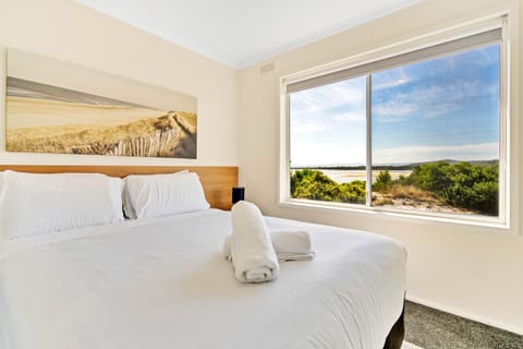 Bed, Natural landscape, Photo of the whole room, Bedroom, Sea view, towels