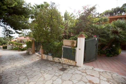 Facade/entrance, Neighbourhood, Street view