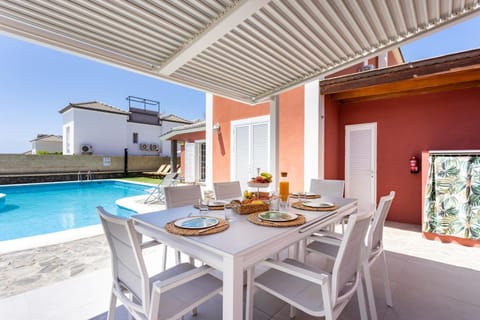 Villa Chloe Costa Adeje Tenerifesummervillas GIANT PRIVATE POOL 11 METERS LONG Haus in Costa Adeje