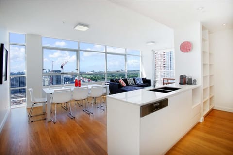 Moore to See - Modern and Spacious 3BR Zetland Apartment with Views over Moore Park Condominio in Kensington