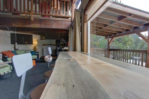 Flying Stag: Upper Chalet House in Clackamas County