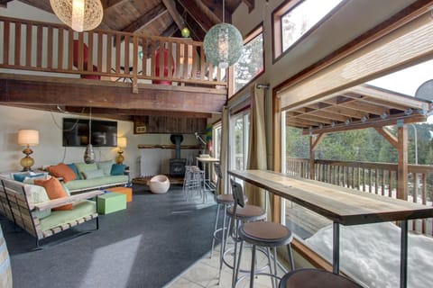 Flying Stag: Upper Chalet House in Clackamas County