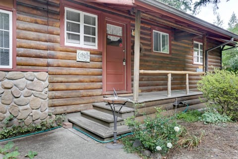 Molalla River Cottage House in Clackamas County