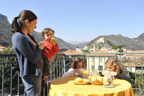 Day, Balcony/Terrace, Food, young children