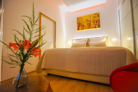 Photo of the whole room, Bedroom