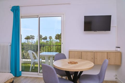 TV and multimedia, View (from property/room), Living room, Seating area, Dining area