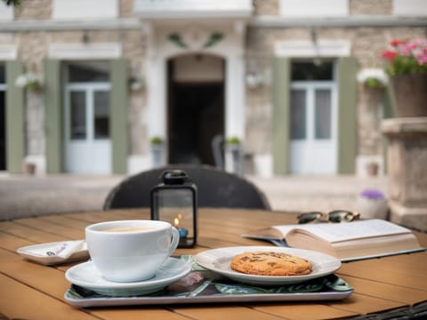 Facade/entrance, Breakfast, Continental breakfast