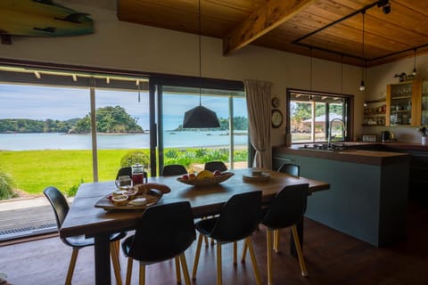 Absolute Beach front-Tutukaka Harbour House in Northland