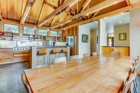 Fidalgo Island Waterfront Stunner House in Puget Sound