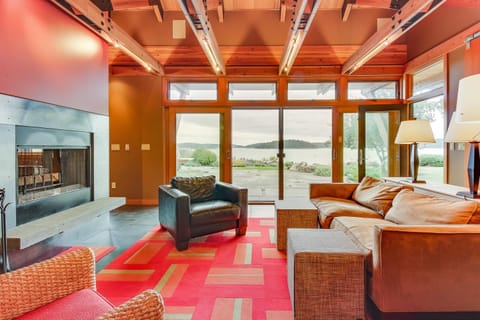 Fidalgo Island Waterfront Stunner House in Puget Sound