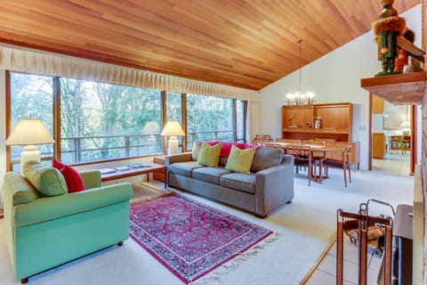 Sleeping Raven Woodland Retreat House in Washington