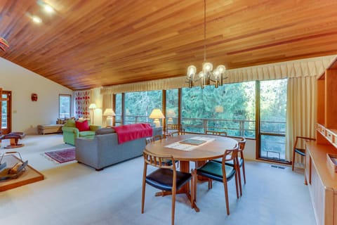 Sleeping Raven Woodland Retreat House in Washington