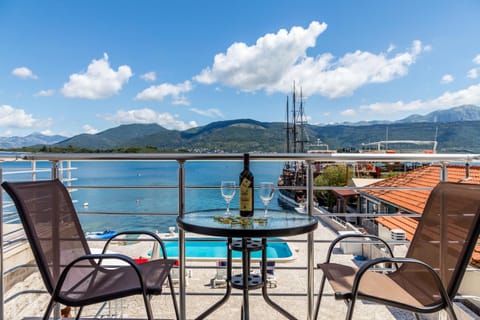 Day, People, Summer, Balcony/Terrace, Other, Photo of the whole room, Decorative detail, Seating area, Guests, Sea view, children