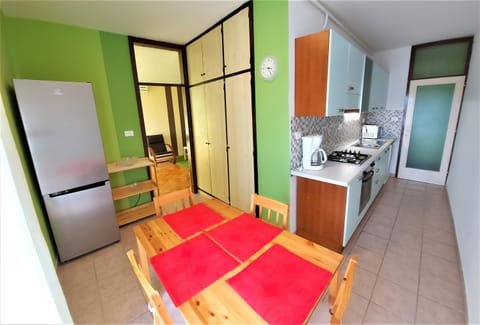 Kitchen or kitchenette, Photo of the whole room, Dining area